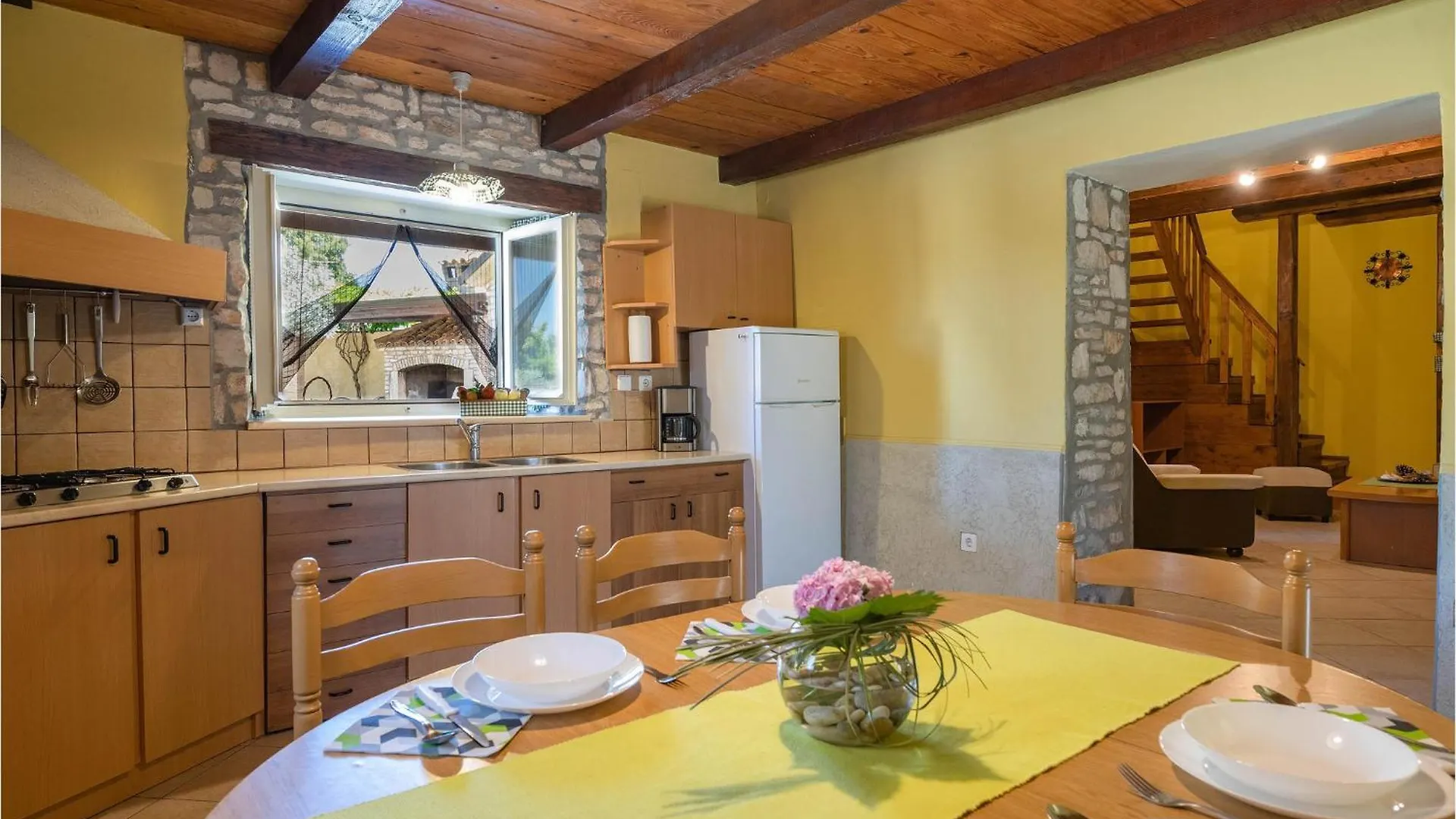 2 Bedroom Stunning Home In Sarici